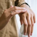 Lire la suite à propos de l’article Prenez soin de vos mains avec une manucure maison